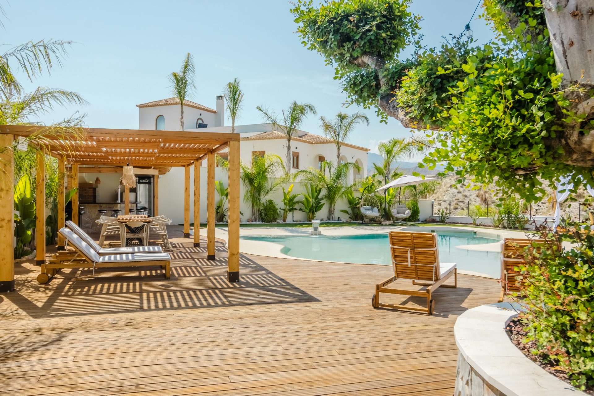 Luxusvilla mit Pool und Liegestühlen