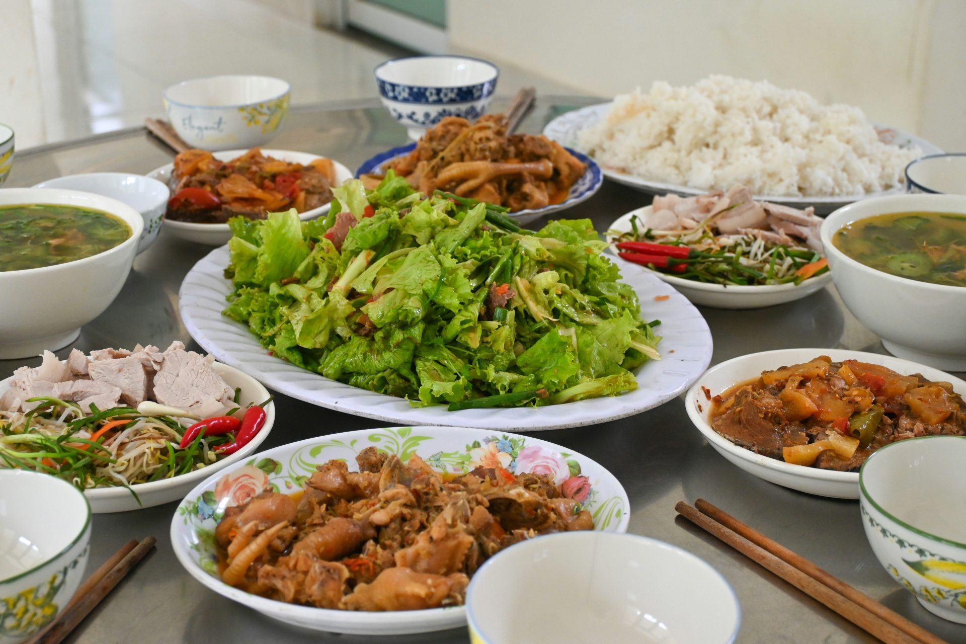 Ein Tisch ist mit köstlichem vietnamesischem Essen gefüllt.